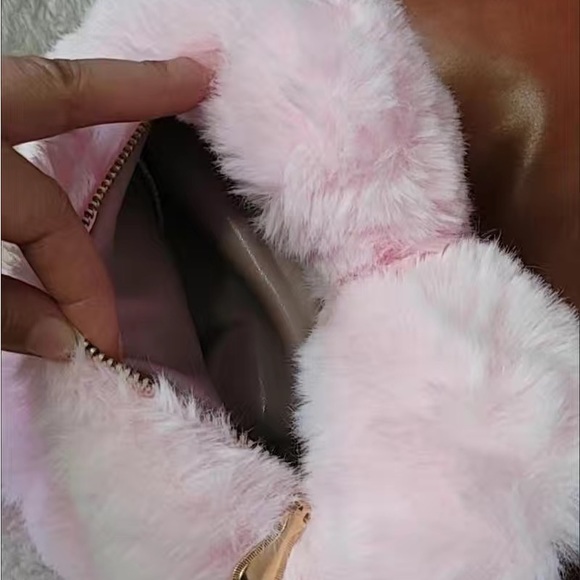 New Fluffy Heart Purse - Picture 4 of 6